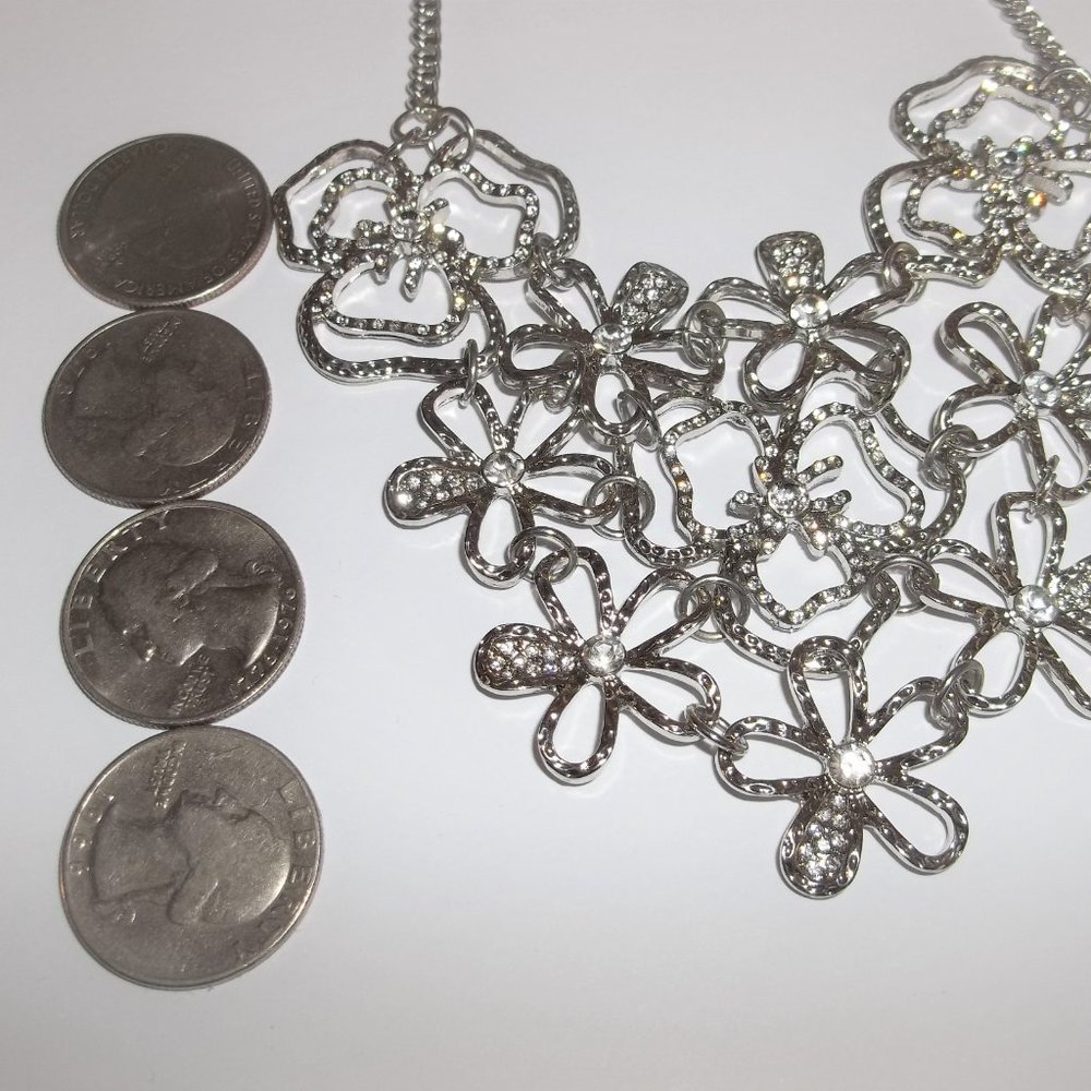 Pre-owned Statement Necklace Silver Flowers White Rhinestones Bibbed A233 - Picture 3 of 7